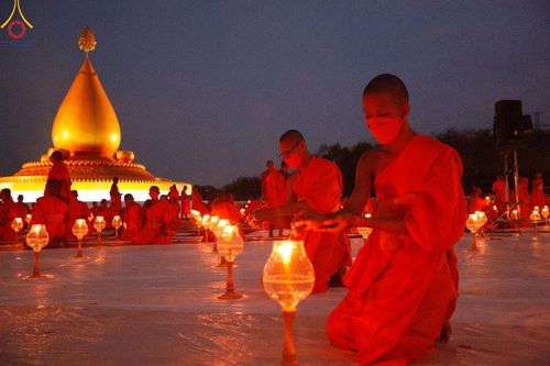 ภาพ No.129573:พิธีจุดประทีป 10,000 ดวง น้อมถวายเป็นพุทธบูชา ณ มหารัตนเจดีย์สิริปทุมสวรรค์ (เจดีย์อริยพุทธะ 5 พระองค์) ศูนย์ปฏิบัติธรรมภาคใต้ อ.บางกล่ำ จ.สงขลา  วันที่ 10 มีนาคม พ.ศ. 2567