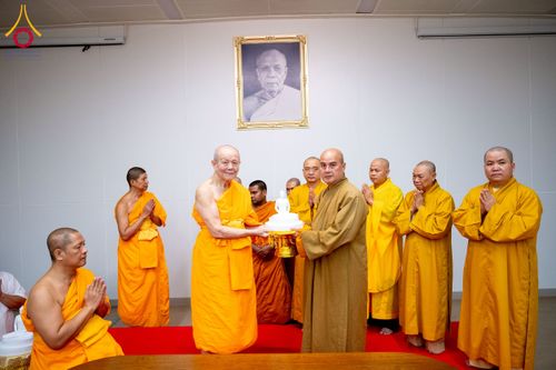 ภาพ No.222942:วันที่ 23 เมษายน พ.ศ. 2568 หลวงพ่อทัตตชีโวต้อนรับคณะสงฆ์ World Pec ณ อาคาร 100 ปี คุณยายมหารัตนอุบาสิกาจันทร์ ขนนกยูง วัดพระธรรมกาย