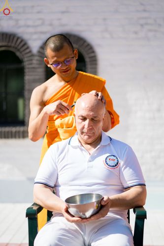 ภาพ No.83323:พิธีตัดปอยผมธรรมทายาทและฝากตัวเป็นศิษย์ ในโครงการอบรมพระธรรมทายาททวีปยุโรป รุ่นที่ 9 วันพุธที่ 12 มิถุนายน พ.ศ. 2566 ณ วัดพระธรรมกายเบเนลักซ์ ประเทศเบลเยี่ยม