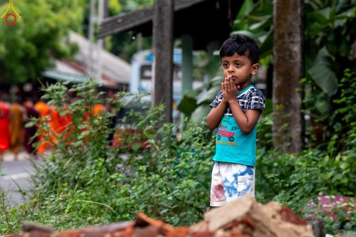 ภาพ No.139381:พิธีตักบาตรรอบเมืองดัมบุลล่า เทศกาลวิสาขบูชาแห่งชาติ ศรีลังกา เมื่อวันที่ 16 พฤษภาคมที่ผ่านมา คณะสงฆ์จากวัดพระธรรมกาย และคณะพระภิกษุสามเณรศรีลังกา ในโครงการสยาม-ลังกา ธรรมยาตรา ฉลองเทศกาลวิสาขบูชาแห่งชาติ ศรีลังกา บูชาธรรม 80 ปีหลวงพ่อธัมมชโย