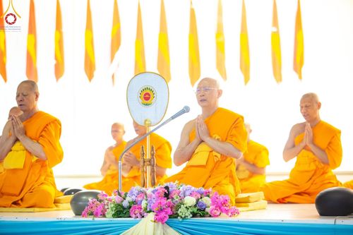 ภาพ No.207202:พิธีตักบาตร และปฏิบัติธรรมช่วงสาย ในวันมาฆบูชา วันพุธที่ 12 กุมภาพันธ์ พ.ศ. 2568 ณ วัดพระธรรมกาย จังหวัดปทุมธานี