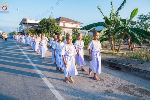 ภาพ No.133410:พิธีขอขมารับผ้าไตร, พิธีบรรพชาสามเณร, สามเณรออกบิณฑบาต ในโครงการบรรพชาสามเณร ฟื้นฟูพระพุทธศาสนาทั่วไทย  ณ ศูนย์ปฏิบัติธรรม และอบรมเยาวชนเมืองยะลา วันที่ 3 เมษายน พ.ศ. 2567