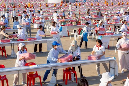 ภาพ No.225023:วันที่ 20 - 27 เมษายน พ.ศ. 2568 "ภาพแห่งความปลื้มที่ไม่มีวันจบ" คณะสงฆ์สามเณร เจ้าหน้าที่ และสาธุชน ร่วมแรงร่วมใจกันเตรียมงานและเก็บงาน เพื่อวันคุ้มครองโลก พิธีถวายมหาสังฆทานคณะสงฆ์ 40,000 กว่าวัดทั่วประเทศ