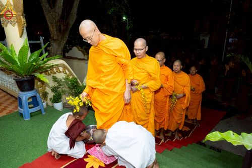 ภาพ No.220005:วันจันทร์ที่ 14 เมษายน พ.ศ. 2568 พระครูสิทธิรัตนวิเทศ ผู้ช่วยเจ้าอาวาสวัดพระธรรมกาย พร้อมด้วยผู้แทนมูลนิธิธรรมกาย และศิษยานุศิษย์หลวงพ่อธัมมชโย ออกเดินทางไปยังพื้นที่เมืองมัณฑะเลย์ สาธารณรัฐแห่งสหภาพเมียนมา โดยได้รับความเมตตาประสานงานเจ้าหน้าที่ภาครัฐจาก