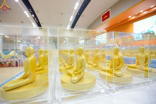 ภาพ No.159444:สัมมนาพิเศษและพิธีมอบองค์พระธรรมกาย 2,000 องค์ ณ ห้องแก้วสารพัดนึก 1 วัดพระธรรมกาย วันอาทิตย์ต้นเดือนที่ 6 ตุลาคม พ.ศ. 2567