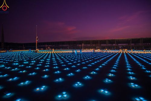 ภาพ No.59846:คณะสงฆ์และสาธุชนร่วมใจกัน สวดมนต์บทธัมมจักกัปปวัตนสูตร ครบ 6,315,808,080 จบ และจุดประทีปแปรอักษร ถวายเป็นพุทธบูชา เนื่องในวาระ "ฉลองอายุวัฒนมงคล 80 ปี หลวงพ่อธัมมชโย" ณ ลานธรรม มหารัตนวิหารคด วัดพระธรรมกาย