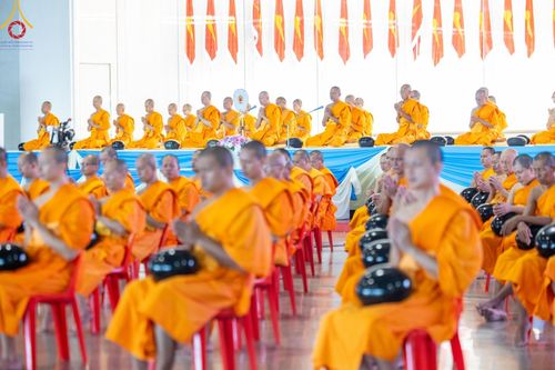 ภาพ No.149871:พิธีตักบาตร , พิธีปฎิบัติธรรม , พิธีถวายภัตตาหารเมนูสวรรค์ ในพรรษาแห่งการเข้าถึงธรรม วันธรรมชัย วันอังคารที่ 27 สิงหาคม พ.ศ.2567 ณ สภาธรรมกายสากล วัดพระธรรมกาย
