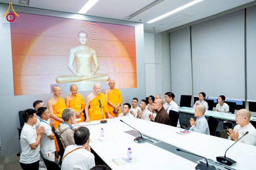 ภาพ No.222459:วันที่ 21 เมษายน พ.ศ. 2568 หลวงพ่อทัตตชีโวให้โอวาททีมงานอาสาสมัครเวียดนาม ณ อาคาร 100 ปี คุณยายมหารัตนอุบาสิกาจันทร์ ขนนกยูง วัดพระธรรมกาย