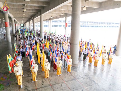 ภาพ No.143643:พิธีถวายผ้าไตร, สวดธรรมจักร, ปฏิบัติธรรม และฟังแสดงพระธรรมเทศนา ภาษาเมียนมา โดยมีสาธุชนชาวเมียนมากว่า 4,000 คน เข้าร่วมพิธี ณ มหารัตนวิหารคด วัดพระธรรมกาย วันอาทิตย์ที่ 7 กรกฎาคม พ.ศ. 2567