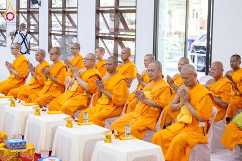 ภาพ No.160768:พิธีเจริญพระพุทธมนต์ และปิดแผ่นทองรูปเหมือน พระเดชพระคุณพระมงคลเทพมุนี (สด จนฺทสโร) พระผู้ปราบมาร จำนวน 3 องค์ วันเสาร์ที่ 5 ตุลาคม พ.ศ. 2567 ณ อาคารปลูกศรัทธา 2 (ชานชลาเดิม) วัดพระธรรมกาย อ.คลองหลวง จ.ปทุมธานี