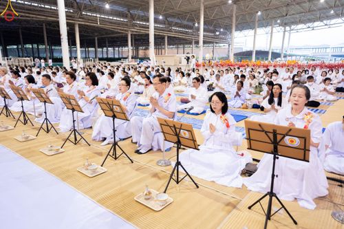 ภาพ No.188137:พิธีถวายภัตตาหารเป็นสังฆทาน แด่พระธรรมยาตรา ในโครงการธรรมยาตรา กตัญญูบูชา มหาปูชนียาจารย์ พระมงคลเทพมุนี(สด จนฺทสโร) พระผู้ปราบมาร อนุสรณ์สถาน 7 แห่ง ปีที่ 13 ณ สภาธรรมกายสากล วัดพระธรรมกาย วันที่ 2 มกราคม พ.ศ. 2568