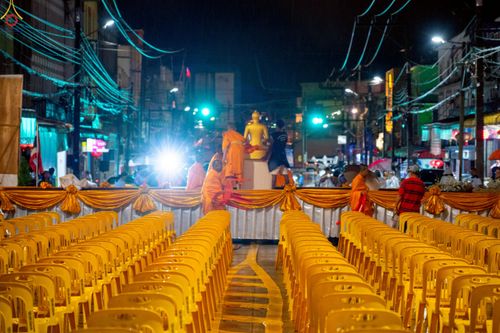 ภาพ No.245791:วันที่ 13-14 กันยายน พ.ศ. 2568 เจ้าหน้าที่ทุกสถานะ ทุกส่วนงาน ร่วมแรงร่วมใจ ปฏิบัติหน้าที่ เตรียมงาน เก็บงาน ตักบาตรพระ 555 รูป อ.เบตง จยะลา