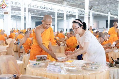 ภาพ No.160997:พิธีถวายภัตตาหารเมนูสวรรค์ ในพรรษาแห่งการเข้าถึงธรรม วันที่ 10 ตุลาคม พ.ศ. 2567 ณ สภาธรรมกายสากล วัดพระธรรมกาย