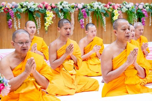 ภาพ No.239535:วันอาทิตย์ที่ 17 สิงหาคม พ.ศ. 2568 พิธีถวายคิลานเภสัช และอุปกรณ์ทางการแพทย์ แด่คณะสงฆ์ เนื่องในวันธรรมชัย ณ ห้องแก้วสารพัดนึก 2 สภาธรรมกายสากล วัดพระธรรมกาย