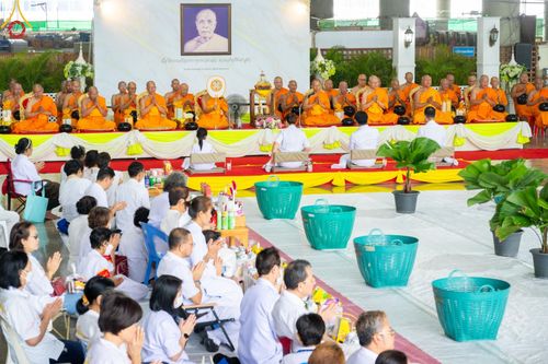 พิธีตักบาตรฉลองพระใหม่ ในโครงการอุปสมบทหมู่รุ่นผู้บริหาร  ณ วิหารคด วัดพระธรรมกาย วันอาทิตย์ที่ 23 มิถุนายน พ.ศ.2567