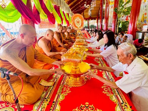 ภาพ No.261379:วันที่ 19 ตุลาคม พ.ศ. 2568 พิธีทอดกฐินสามัคคีทั่วไทย 30,000 วัด โดยคณะศิษยานุศิษย์ บูชาธรรม 81 ปี หลวงพ่อธัมมชโย ณ วัดไผ่ล้อม อ.ผักไห่ จ.พระนครศรีอยุธยา