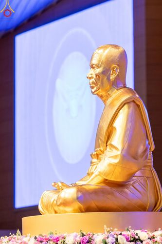 ภาพ No.159936:พิธีปฎิบัติธรรม , พิธีสักการะพระมงคลเทพมุนี (สด จนฺทสโร) พระผู้ปราบมาร ณ สภาธรรมกายสากล วัดพระธรรมกาย วันพฤหัสบดีที่ 10 ตุลาคม พ.ศ. 2567