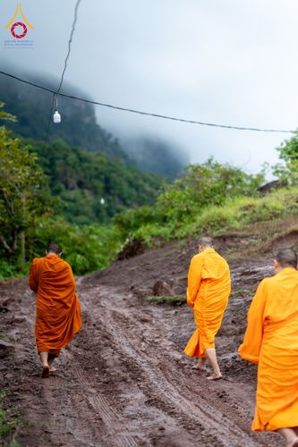 ภาพ No.174417:พิธีตักบาตรพระ,พิธีทอดผ้าป่า พิธีกลั่นแผ่นดินโปรยรัตนชาติ  สร้างพระอุโบสถและเจดีย์ วัดป่าสัมมาทิฏฐิและวัดสิริขันโท แขวงอัตตะปือ สปป. ลาว วันที่ 29 ตุลาคม พ.ศ. 2567