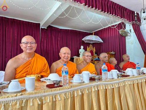 ภาพ No.97509:วัดพระธรรมกาย ร่วมบุญกฐินศรีลังกา ณ วัดศรีเอลวาร่า วรดานารามายะ  มาตาเล ศรีลังกา เชื่อมสัมพันธไมตรี สร้างสามัคคีสงฆ์ โดยมีพระครูสมุห์สนิทวงศ์ วุฑฺฒิวํโส, ดร.  เป็นผู้แทนวัดพระธรรมกาย ถวายกฐินในครั้งนี้ วันที่ 19 พฤศจิกายน พ.ศ. 2566