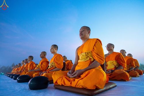 ภาพ No.200994:พิธีตักบาตรพระธรรมยาตรา ณ อนุสรณ์สถานลำดับที่ 5 สถานที่เผยแผ่วิชชาธรรมกายครั้งแรก อนุสรณ์สถานบางปลา วัดบางปลา อำเภอบางเลน จังหวัดนครปฐม ในโครงการธรรมยาตรา กตัญญูบูชา มหาปูชนียาจารย์ พระมงคลเทพมุนี(สด จนฺทสโร) พระผู้ปราบมาร อนุสรณ์สถาน 7 แห่ง ปีที่ 13