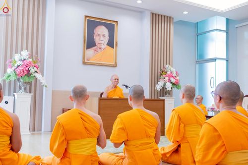 ภาพ No.246335:วันที่ 8 กันยายน พ.ศ. 2568 พระครูปลัดรัตนวีรวัฒน์ (รังสฤษดิ์ อิทฺธิจินฺตโก) เจ้าอาวาสวัดพระธรรมกาย เป็นประธานมอบพระบรมสารีริกธาตุ แก่ศูนย์ส่งเสริมศีลธรรมภายในประเทศ และวัดสาขาต่างประเทศ จำนวน 8 แห่ง