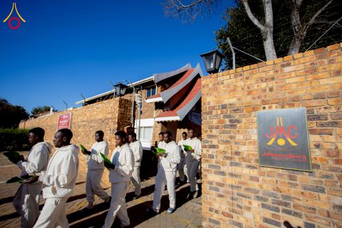 ภาพ No.231129:วันศุกร์ที่ 27 มิถุนายน พ.ศ. 2568 พิธีตัดปอยผมและพิธีปลงผมนาคธรรมทายาทแห่งทวีปแอฟริกา พ.ศ. 2568  โครงการบรรพชาอุปสมบทพระธรรมทายาทนานาชาติแห่งทวีปแอฟริกา ครั้งที่ 2 ณ วัดพระธรรมกายโจฮันเนสเบิร์ก สาธารณรัฐแอฟริกาใต้