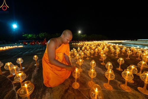 ภาพ No.125285:พิธีจุดโคมมาฆประทีป เพื่อถวายเป็นพุทธบูชา ณ เจดีย์สวรรค์ วัดบ้านขุน  อำเภอฮอด จังหวัดเชียงใหม่ วันเสาร์ที่ ๒๔ กุมภาพันธ์ พ.ศ. ๒๕๖๗