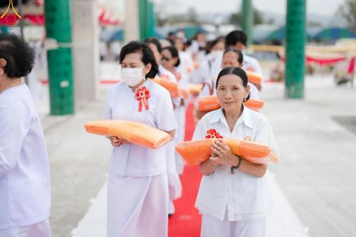 ภาพ No.123958:พิธีทอดผ้าป่า ปิดแผ่นทองค้ำฟ้า ครบรอบ 1 ปี สถาปนาอาคาร 80 ปี หลวงพ่อธัมมชโย ณ ศูนย์ปฏิบัติธรรมวิหารแดง ตำบลเจริญธรรม อำเภอวิหารแดง จ.สระบุรี วันที่ 18 กุมภาพันธ์ พ.ศ. 2567