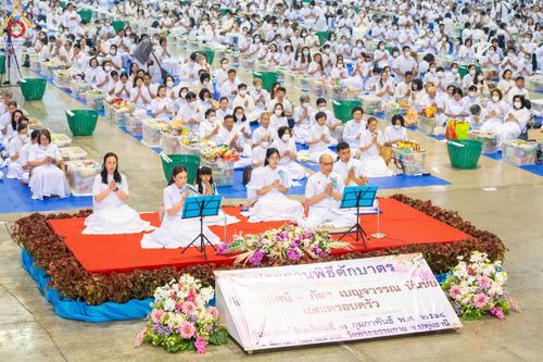 ภาพ No.205822:พิธีตักบาตร และ พิธีบูชาข้าวพระ ในวันอาทิตย์ต้นเดือน 2 กุมภาพันธ์ พ.ศ. 2568 ณ สภาธรรมกายสากล วัดพระธรรมกาย