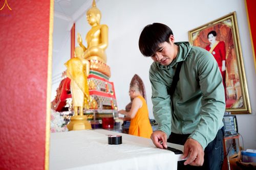 ภาพ No.234348:วันพฤหัสบดีที่ 24 กรกฎาคม พ.ศ. 2568 พิธีถวายสังฆทานแก่คณะสงฆ์ 323 วัด , พิธีมอบกองทุนหนุนแรงใจช่วยครูใต้ , พิธีทำบุญส่วนกุศลแด่ผู้วายชนม์ ในเหตุการณ์ความไม่สงบ 4 จังหวัด ชายแดนภาคใต้ (ปัตตานี , ยะลา , นราธิวาส , สงขลา) ปีที่ 21 ครั้งที่ 179 ณ วัดเวฬุวัน 