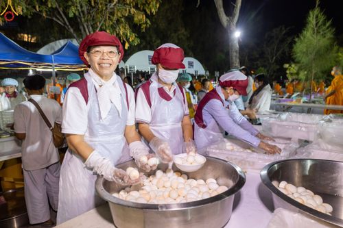 ภาพ No.190397:สาธุชนถวายภัตตาหารเป็นสังฆทาน แด่พระธรรมยาตรา ณ อนุสรณ์สถานมหาวิหารพระมงคลเทพมุนี (โลตัสแลนด์) อ.สองพี่น้อง จ.สุพรรณบุรี ในโครงการธรรมยาตรา กตัญญูบูชา มหาปูชนียาจารย์ พระมงคลเทพมุนี(สด จนฺทสโร) พระผู้ปราบมาร แห่ง ปีที่ 13 วันที่ 7 มกราคม พ.ศ.2568