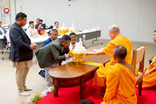 ภาพ No.222681:วันที่ 23 เมษายน พ.ศ. 2568 หลวงพ่อทัตตชีโวต้อนรับคณะสงฆ์เนปาล ณ อาคาร 100 ปี คุณยายมหารัตนอุบาสิกาจันทร์ ขนนกยูง วัดพระธรรมกาย