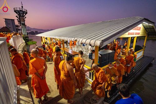 ภาพ No.101786:ตักบาตรพระ 10,000 รูป เติมบุญให้แผ่นดิน เนื่องในโอกาส 192 ปี จังหวัดกาญจนบุรี หนึ่งในโครงการตักบาตรพระ 2,000,000 รูป  77 จังหวัดทุกวัดทั่วไทย วันจันทร์ที่ 11 ธันวาคม พ.ศ. 2566 บริเวณถนนสองแคว (SKY WALK) เมืองกาญจนบุรี