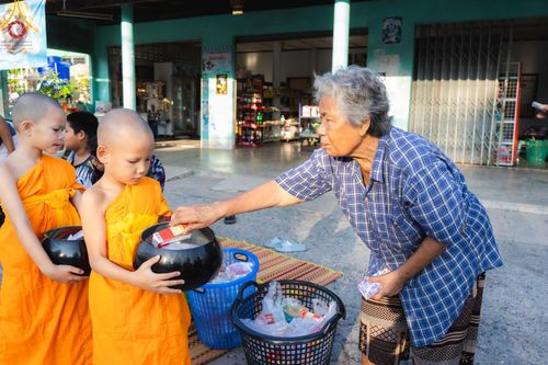 ภาพ No.57815:กิจกรรมบิณฑบาตของสามเณร โครงการบรรพชาสามเณร ฟื้นฟูพระพุทธศาสนาทั่วไทย ธุดงคสถานชลบุรี ณ ชุมชนบ้านห้วยเหียน ตำบลบ่อวิน  อำเภอศรีราชา จังหวัดชลบุรี วันที่ 27 เมษายน พ.ศ. 2567