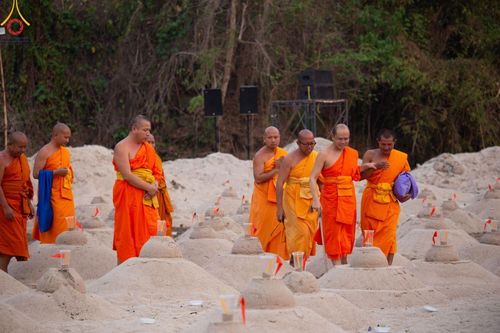 ภาพ No.138607:Photo Story  มหัศจรรย์วัดดงดินแดง Episode 6 พระภิกษุ-สามเณร ในโครงการบรรพชาอุปสมบทหมู่  กว่า 500 รูป และศีลจาริณีกว่า 300 คน ร่วมกันก่อพระเจดีย์ทราย 20,000 องค์ และจุดประทีป  บูชาธรรม 80 ปี หลวงพ่อธมฺมชโย กลางลำน้ำแม่ตื่น