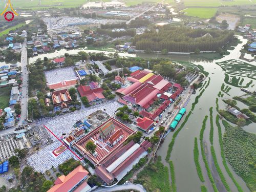 ภาพ No.112138:พิธีจุดประทีปถวายเป็นพุทธบูชา และบูชาธรรมมหาปูชนียาจารย์ พระมงคลเทพมุนี(สด จนฺทสโร) ในโครงการธรรมยาตรา กตัญญูบูชา มหาปูชนียาจารย์ พระมงคลเทพมุนี(สด จนฺทสโร) พระผู้ปราบมาร อนุสรณ์สถาน 7 แห่ง ปีที่ 12 วันที่ 14 มกราคม พ.ศ. 2567 ณ วัดสองพี่น้อง อ.สองพี่น้อง