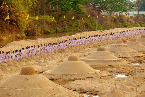 ภาพ No.63242:Photo Story  มหัศจรรย์วัดดงดินแดง Episode 1  พิธีปลงผมนาคธรรมทายาท  ในโครงการบรรพชาอุปสมบทหมู่ ฟื้นฟูพระพุทธศาสนาทั่วไทย วัดดงดินแดง ณ ลำน้ำแม่ตื่น อ.อมก๋อย จ.เชียงใหม่ วันที่ 2 เมษายน พ.ศ. 2567