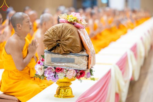 ภาพ No.180781:พิธีถวายภัตตาหารเมนูสวรรค์ และพิธีถวายอุปกรณ์กันหนาว แด่คณะพระภิกษุสามเณรวัดพระธรรมกาย วันอาทิตย์ที่ 8 ธันวาคม พ.ศ.2567 ณ สภาธรรมกายสากล วัดพระธรรมกาย