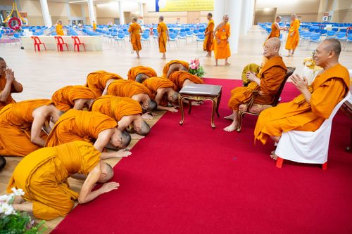 ภาพ No.208752:พระบาทสมเด็จพระเจ้าอยู่หัวทรงพระกรุณาโปรดเกล้าฯ พระราชทานภัตตาหารพระราชทาน แด่พระภิกษุ สามเณร ในการสอบบาลีสนามหลวง ณ วัดพระธรรมกาย วันที่ 22 กุมภาพันธ์ พ.ศ. 2568 ณ วัดพระธรรมกาย อำเภอคลองหลวง จังหวัดปทุมธานี