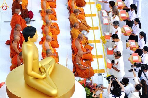 ภาพ No.184688:พิธีตักบาตรพระ 10,000 รูป ครั้งที่ 3 เนื่องในโอกาส 193 ปี จังหวัดกาญจนบุรี อุทิศส่วนกุศลให้แด่บรรพชน และเพื่อช่วยเหลือผู้ประสบภัยพิบัติต่างๆ วันเสาร์ที่ 21 ธันวาคม พ.ศ. 2567