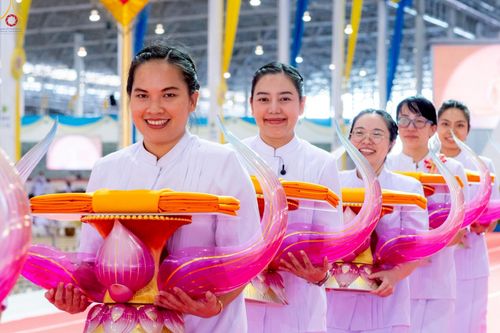 ภาพ No.277449:วันอาทิตย์ต้นเดือนที่ 7 ธันวาคม พ.ศ.2568 พิธีทอดผ้าป่าต้นสมบัติจักรพรรดิ ณ สภาธรรมกายสากล วัดพระธรรมกาย