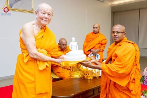 ภาพ No.223005:วันที่ 24 เมษายน พ.ศ. 2568 หลวงพ่อทัตตชีโวต้อนรับคณะสงฆ์ศรีลังกา ณ อาคาร 100 ปี คุณยายมหารัตนอุบาสิกาจันทร์ ขนนกยูง วัดพระธรรมกาย