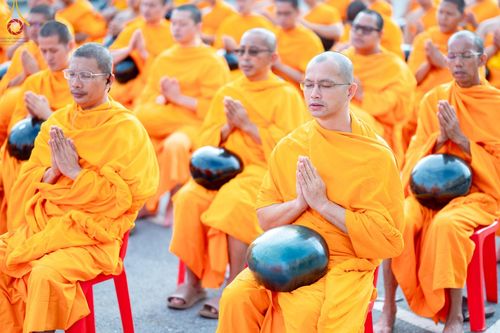 ภาพ No.150768:พิธีเจริญพระพุทธมนต์ และทำบุญตักบาตรแด่คณะสงฆ์ จำนวน 121 รูป เนื่องในโอกาสฉลองครบรอบ 120 ปี อำเภอคลองหลวง จังหวัดปทุมธานี เพื่อถวายเป็นพุทธบูชา ช่วยเหลือผู้ประสบความเดือดร้อนจากอุทกภัย และคณะสงฆ์ 323 วัด 4 จังหวัดชายแดนภาคใต้ วันเสาร์ที่ 31 สิงหาคม พ.ศ. 