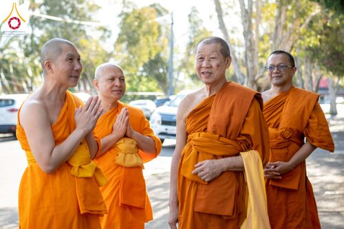 ภาพ No.265808:วันที่ 2 พฤศจิกายน พ.ศ. 2568 วัดพระธรรมกายเมลเบิร์น ได้มีโอกาสถวายการต้อนรับ พระเดชพระคุณ พระเทพปริยัติโสภณ เจ้าคณะจังหวัดกาญจนบุรี และเจ้าอาวาสวัดไชยชุมพลชนะสงคราม