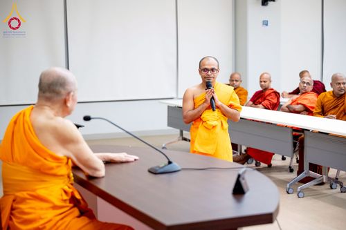 ภาพ No.222527:วันที่ 21 เมษายน พ.ศ. 2568 หลวงพ่อทัตตชีโวต้อนรับคณะสงฆ์ศรีลังกา ณ อาคาร 100 ปี คุณยายมหารัตนอุบาสิกาจันทร์ ขนนกยูง วัดพระธรรมกาย