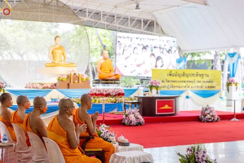 ภาพ No.84976:พิธีเจริญพระพุทธมนต์และพิธีสักการะ รูปเหมือนพระมงคลเทพมุนี (สด จนฺทสโร) ในวันที่ 5 สิงหาคม พ.ศ. 2566 ณ วัดพระธรรมกาย จ.ปทุมธานี เพื่ออัญเชิญประดิษฐาน  ณ วิหารพระมงคลเทพุนี (สด จนฺทสโร) ศูนย์ปฏิบัติธรรมภาคใต้ อ.บางกล่ำ จ.สงขลา