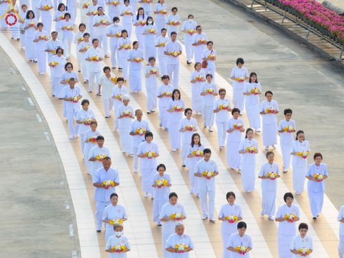 ภาพ No.214918:วันเสาร์ที่ 5 เมษายน พ.ศ. 2568 พิธีเวียนประทักษิณรอบพระมหาธรรมกายเจดีย์  พิธีวันทาเจดีย์ พิธีขอขมาและมอบผ้าไตร ในโครงการบรรพชาสามเณรฟื้นฟูพระพุทธศาสนาทั่วไทย , โครงการหน่อแก้วเปรียญธรรม รุ่นที่ 13 ,  โครงการสามเณรยุวธรรมทายาท รุ่นที่ 33 , โครงการสามเณรมั