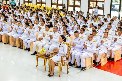 ภาพ No.179564:พิธีเจริญพระพุทธมนต์ พิธีทำบุญตักบาตรถวายพระราชกุศล และพิธีวางพานพุ่มดอกไม้ถวายราชสักการะ  แด่พระบาทสมเด็จพระบรมชนกาธิเบศร มหาภูมิพลอดุลยเดชมหาราช บรมนาถบพิตร เนื่องในวันคล้ายวันพระบรมราชสมภพ วันชาติ และวันพ่อแห่งชาติ วันพฤหัสบดีที่ 5 ธันวาคม พ.ศ. 2567 ณ