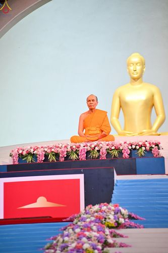 ภาพ No.251221:วันที่ 10 ตุลาคม พ.ศ. 2568 พิธีปฏิบัติธรรม ในวันคล้ายวันเกิด 141 ปี พระมงคลเทพมุนี (สด จนฺทสโร) พระผู้ปราบมาร ณ สภาธรรมกายสากล วัดพระธรรมกาย