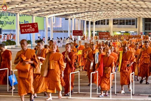 ภาพ No.219242:บรรยากาศการเดินทางเข้าวัดพระธรรมกาย , การต้อนรับปฏิสันถาร , การฉันภัตตาหารเช้า , การลงทะเบียนพระสังฆาธิการ  เนื่องในวันคุ้มครองโลก พิธีถวายมหาสังฆทานคณะสงฆ์ 40,000 กว่าวัดทั่วประเทศ ณ วัดพระธรรมกาย